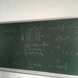 E mentre stiamo per andare via notiamo la presenza di una vecchia lavagna su cui sono disegnati dei numeri. �Perch� la matematica, quella vera e pura � conclude la Lucente - si continua a spiegare ancora cos�: scrivendo formule con i gessetti davanti agli studenti�